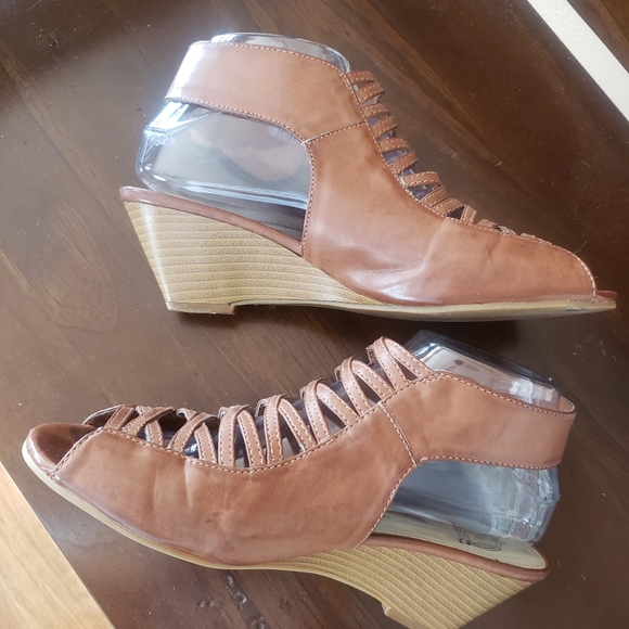 New Direction Relax Fit Sandals! - Picture 5 of 9